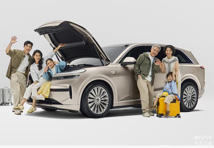 차량 앞에서 가족과 함께